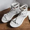 Heißer Verkauf - 2019 5 Farben Top Fashion Untitled Studs Party Sandalen Italienischer Luxusschuh Sommer Outdoor Gladiator Sandale