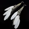 Les boucles d'oreilles en plumes à pampilles de style chaud avec plusieurs couches de perles de cristal brillantes sont élégantes, classiques et élégantes.
