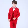 Sıcak Kırmızı Erkekler Formal AceveTuxedos Notch Yakel İki Düğme Merkezi Havalandırma Çocukları Düğün Smokin Çocuk Takım (Ceket+Pantolon+Bow Tie+Yelek)