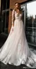 2019 Abiti da sposa eleganti applicati in pizzo con scollo a V A-line Plus Size Abito da sposa Boho Abito da sposa economico su misura a maniche lunghe 22390