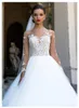 Een lijn Trouwjurk Sheer Neck Lange Mouwen Kant Applicaties Top Tulle Bruidsjurken met Sweep Trein Custom Made