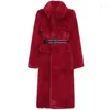 Nieuw design dames kraagvorm Kerst Nieuwjaar rode kleur imitatie konijnenbont met riem slanke taille lange abrigos casacos plus size jas