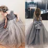 Principessa Big Bow Applique Abiti da ragazza di fiore grigio Puffy Tulle 2019 Bling Girls Pageant Wear Abito da prima comunione Abiti da ballo per bambini