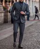 Nowy Popularny Dwa Przyciski Dark Grey Groom Tuxedos Peak Lapel Slim Fit Groomsmen Mężczyźni Party Garnitury (Kurtka + Spodnie + Krawat) No: 2143