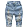 jungen westliche jeans