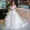 Superbes robes de mariée en dentelle grande taille bretelles spaghetti col en V une ligne robes de mariée à plusieurs niveaux balayage train robe de mariée en tulle