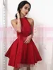 2019 Simple Red Homecoming Dresses Satin Satin Halter senza maniche mini coda da ballo da ballo juniors abbigliamento formale su misura.