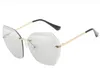 Fashion Cut Edge Solglasögon Unisex Designer FrameLess Metal Sun Glasögon Big No Frame Trendy Glasögon 8 Färger Partihandel