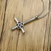 Große silberne Halskette mit umgekehrtem Kreuz und okkultem Pentagramm aus Edelstahl. Satanischer Gothic-Satan-Schmuck