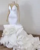 Elegant vit sjöjungfru bröllopsklänningar sexig kaskad ruffles organza rygglös älskling lång tåg brudklänningar vestidos de marie
