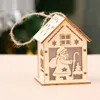 Luzes feericamente do estilo da casa na árvore do Natal do diodo emissor de luz de DIY que penduram a casa de madeira da decoração