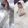 2019 Nette Blumenmädchenkleider mit Haube 3D Blumenapplikationen Pailletten Kurzarm Mädchen Pageant Kleid Erste Kommunion Kleider