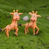 2 pçs / lote artificial mini sika cervos girafa acessório fada jardim miniatures gnomos musgo terraduras resina artesanato figurinhas casa decoração