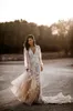 2020 Abiti da sposa country a maniche lunghe con scollo a V in pizzo Appliques Abiti da sposa sexy senza schienale Sweep Train A Line Beach Abiti da sposa