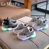 Nuevo Bebé luces intermitentes zapatillas de deporte niño pequeño chico LED zapatillas niños zapatos luminosos niños niñas deporte zapatos para correr