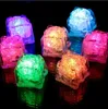 Gli ultimi cubetti di ghiaccio a LED brillano intensamente quando entrano nell'acqua, luci colorate lampeggianti dei cubetti di ghiaccio, necessarie per le feste, spedizione gratuita