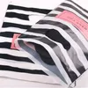 Nieuwe mode hele 100pcSlot 2025cm Blackwhite Stripe Shopping Cadeauverpakkingszakken met bedankjes5846380