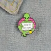 Alien Green Enamel Pin Brouches для женщин Кофейная чашка Значок Рука, держащая бумаги Надо получить домашний лацковый PIN-код Одежда рюкзак Ювелирные изделия