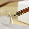 Оптово-очки Мужчины Женщины Золото очки Frames Man Rimless Brand Рецептурные очки для Мужской Clear Lens Wood Leg