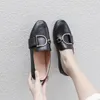 Hot koop- ashion semi-ring metalen letter gesp lederen vrouwen loafers schoenen platte hakken casual schoenen kantoorjurk nieuwe aankomst