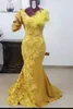 Sereia africano Do Laço Vestidos de Baile Amarelo Pérolas Longo Pena Formal Vestidos de Festa Plus Size V Pescoço Manga Curta Vestido de Noite