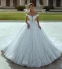 Sexig ny Dubai A Line Wedding Dresses Off Shoulder Full Lace Appliques Pärled Tulle Court Train Arabic Backless Formal Bridal Clows 403