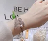 뜨거운 판매 고품질 중공과 반짝 이는 지르콘 - 상감 팔찌 진주 나비 여성의 결혼식을위한 오픈 팔찌 디럭스 쥬얼리