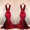 Sexy Głębokie V Neck Burgundia Mermaid Prom Dresses Długie Czarne Dziewczyny Suknie Wieczorowe Sweep Pociąg Koronki Aplikacje Party Dress Ogstuff Vestidos