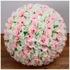 Personalizza palline di fiori artificiali, rose dense con la varietà di colori e dimensioni della varietà Kissing Ball della sposa a foglia verde per le decorazioni di nozze