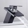 Badrumsvattenfall LED -kran Glas Vattenfall Mässing Bassängen kran Badrumsblandare Tap Deck Mounted Basin Sink Mixer Tap
