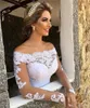 Vestidos de novia con hombros descubiertos y mangas largas Apliques Tren de barrido Vestidos de novia Botón cubierto en la espalda