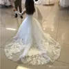 ヴィンテージの花の女の子の服の結婚式のホワイト長袖シアーバック弓サッシプリンセス子供の最初の聖体拝領のガウン安い床の長さ