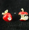 Orecchini a bottone gioielli smalto retrò orecchini asimmetrici di mela rossa smalto colorato orecchini a bottone asimmetrici Red Green Apples Earing WCW123