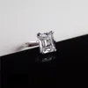 Klassisk Emerald Cut Moissanite Diamond Single Stone Inställning 9k, 14k, 18k Vitguld Certifierad Ring för kvinnor med ett certifikat