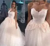 2019 새로운 디자인 Quinceanera 공 가운 드레스 Peplum 연인 레이스 아플리케 민소매 백리스 바닥 길이 파티 댄스 파티 이브닝 ​​가운