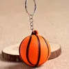 20 stuks / partij Goedkope Basketbal PU Sleutelhanger Speelgoed Mode Sportartikelen Sleutelhangers Sieraden Gift Voor Jongens En Meisjes Charme Hanger Accessoires