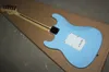 Guitarra elétrica Sky Blue por atacado de fábrica com pickguard branco, captadores SSS, braço de bordo, pode ser personalizado conforme solicitação