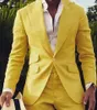 Новые желтые приталенные мужские свадебные смокинги Популярные женихи женихи Смокинги Мужские блейзеры Куртка Отличные костюмы из 2 предметов (куртка + брюки + галстук) 1