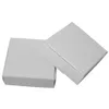 50 adet / grup 7 * 7 * 2.2 cm Beyaz Kare Kraft Kağıt Şeker Kutusu Şekli Düğün Favor Hediye Parti Kaynağı Paketleme / Ambalaj Karton Paket Kutuları
