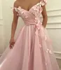 Różowy Muzułmanin Evening Prom Dresses 2019 A-Line V-Neck Cap Rękawy Perły Kwiaty Łuk Islamski Dubaj Saudyjska Długa Formalna Suknia Wieczorowa