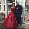 2024 Abiti da ballo di Nuovi abiti Quinceanera Off di fiori Applique in pizzo spalla Bury Sweet 16 Satin Plus size Abiti da sera da ballo formali 403 403