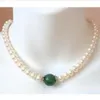 bellissima collana di giada verde con perle bianche del Mare del Sud da 8-9 mm, chiusura in oro 14 carati 18 240N