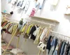 Cintres dans les magasins de vêtements pour enfants Présentoir de mode Magasin de vêtements suspendus Magasin de vêtements pour enfants suspendus