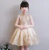 Prinsessan Bling Gold Lace Short Ball Gown Flower Girl Dresses Ärmlös Hög Neck Applique Sequin Kids Girls Pageant Little Wedding Dress