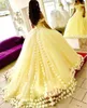 Neue billige gelbe Quinceanera Ballkleid Kleider von Schulter mit 3D -Blumen süße 16 Prinzessin sexy Korsett Rücken Party Abschlussabendkleider