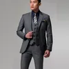 Op maat gemaakte twee knoppen Donkergrijze bruidegom smoking met gekerfde revers beste man pakken groomsmen heren bruiloft pakken (jas + broek + vest) DH6227