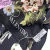 Wholenew Brand Black Color Silk Scarves Size 130cm130cm 100 Silk Material Skriv ut Bird Pattern Hand Hemming Suqare Scarf 2124788