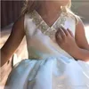 Dziewczyny Korant Suknie Zroszony V Neck Bez Rękawów Suknia Balowa Wedding Flower Girl Dresses Satin and Tulle Baby Birthday Party Dress