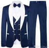 2020 Anpassad kött Två knappar Royal Blue Groom Tuxedos Peak Lapel Groomsmen Bästa Man Passar Mens Bröllopskläder (Jacka + Byxor + Vest + Bow Slips)