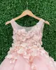 2019 Nuovi abiti economici per ragazze di fiore rosa per matrimoni Sheer Jewel Neck senza maniche fatti a mano Fiori Compleanno Bambini Ragazza Abiti da spettacolo